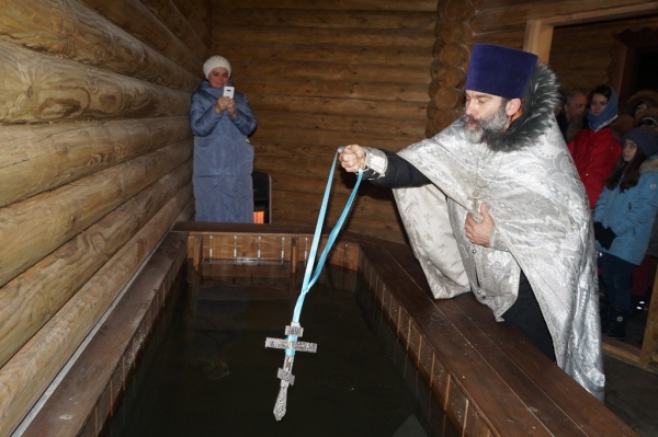 Великое освящение воды на Праздник Крещения Господня в часовне-купели Покровского храма с. Жестылево