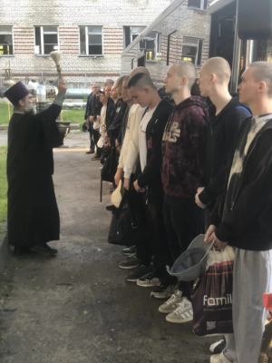 24 июня настоятель Покровского храма с. Жестылево иерей Александр Юденко благословил призывников на воинское служение в военкомате г. Дмитрова.